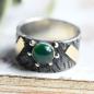 Preview: Ausgefallener Ring 925er Silber mit gehämmerter Oberfläche, einem grünem Achat, Silberperlen und aufgelöteten Plättchen aus 333er Gold als Schmuck. 