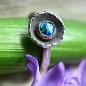 Preview: Silberring mit leuchtend blauem synthetischem Opal.