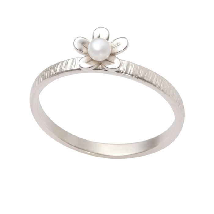 Feiner Silberring mit strukturierter Oberfläche und zarter Blüte aus Silber, in deren Mitte eine echte Perle gefasst ist – eleganter Damenring.