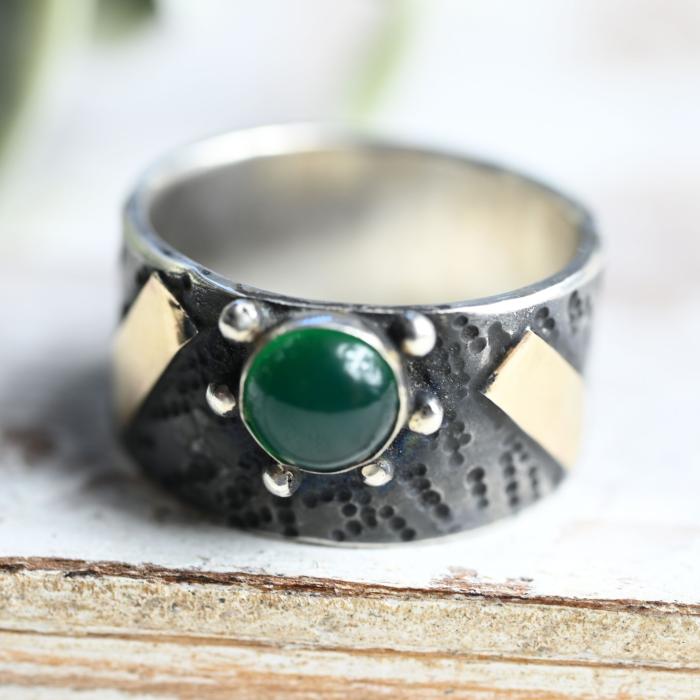 Preview: Ausgefallener Ring 925er Silber mit gehämmerter Oberfläche, einem grünem Achat, Silberperlen und aufgelöteten Plättchen aus 333er Gold als Schmuck. 