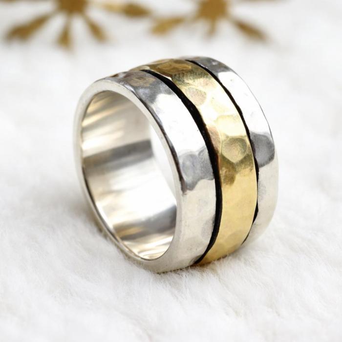 Drehring Bicolor kombiniert Silber und Gold. 13 mm breit. Gehämmerte Oberfläche.