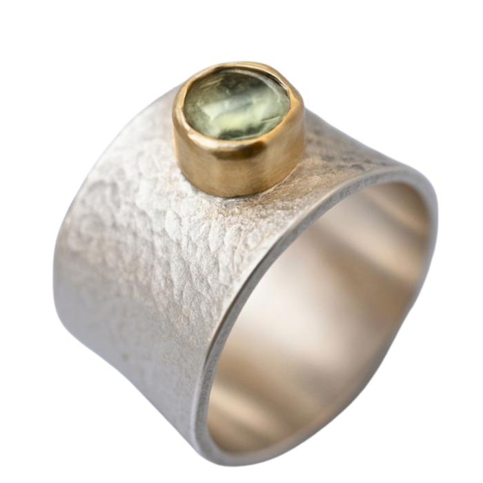 Breiter Bicolor-Damenring aus Silber mit grünem Peridot-Stein