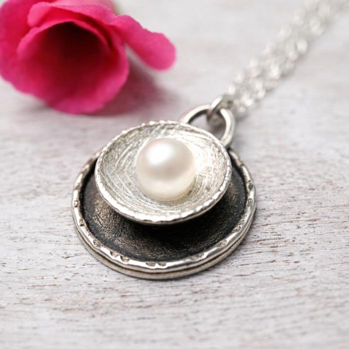 Preview: Handgemachter runder Anhänger mit schmückender Perle und toller Kratzstruktur auf der Oberfläche.