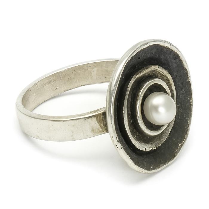 Preview: Moderner Damenring in Silber mit schwarzer Patina und Süßwasserperle