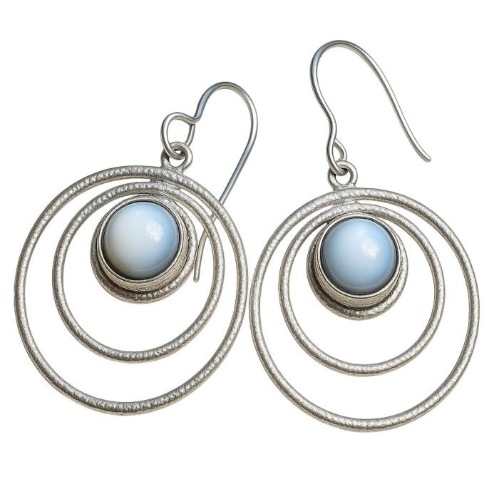 Handgefertigte Silber Ohrringe mit rundem Perlmutt auf weißem Hintergrund – eleganter, glänzender Schmuck aus 925 Sterling Silber für Damen.