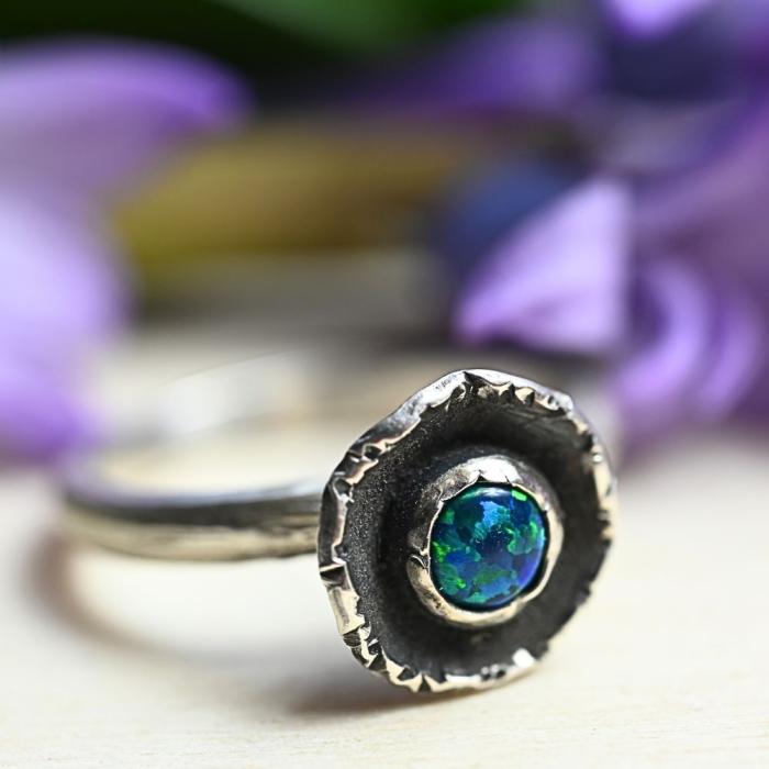 Moderner Damenring aus Silber mit synthetischem Opal.