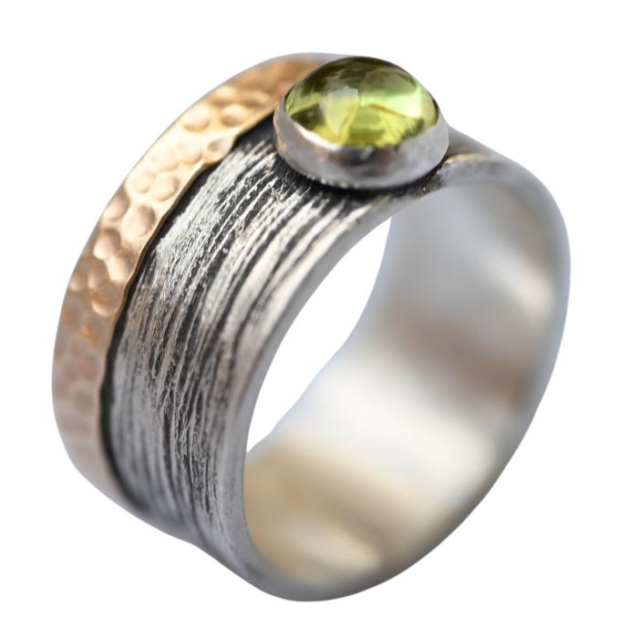 Silberring mit Peridot & gehämmerter Goldkante – Damenring im Bicolor-Design