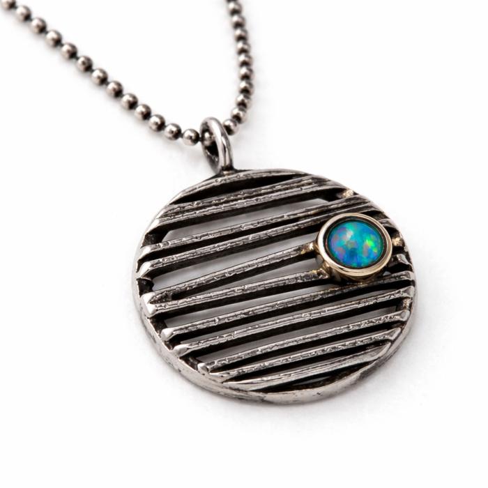 Preview: Anhänger mit der durchbrochenen geschwärzten Oberfläche das gewisse Etwas. Sowohl der Anhänger als auch die dazugehörige Kette, die im Preis inbegriffen ist, sind aus 925er Sterling Silber gefertigt.