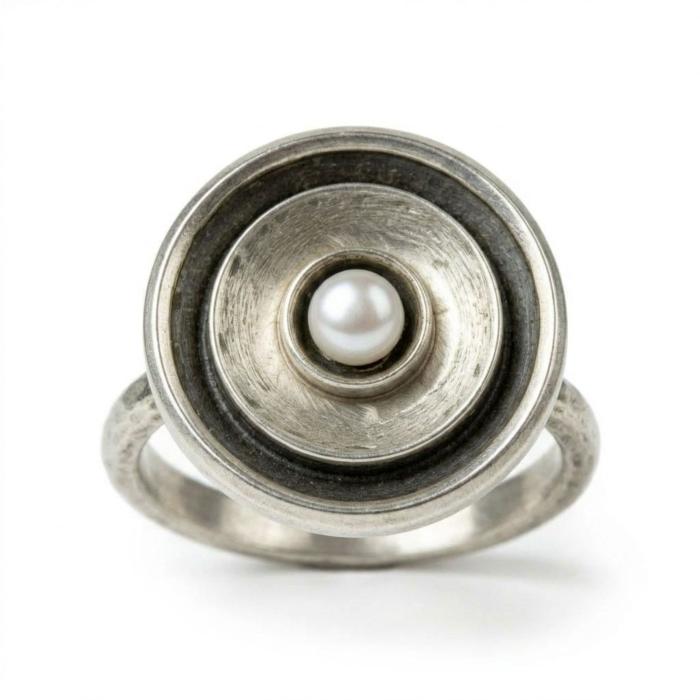 Eleganter Damenring mit Perle und auffälligem Design für besondere Anlässe