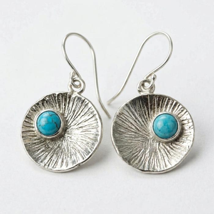 Silber Ohrringe mit rundem Türkisstein in strukturierter Silberschale