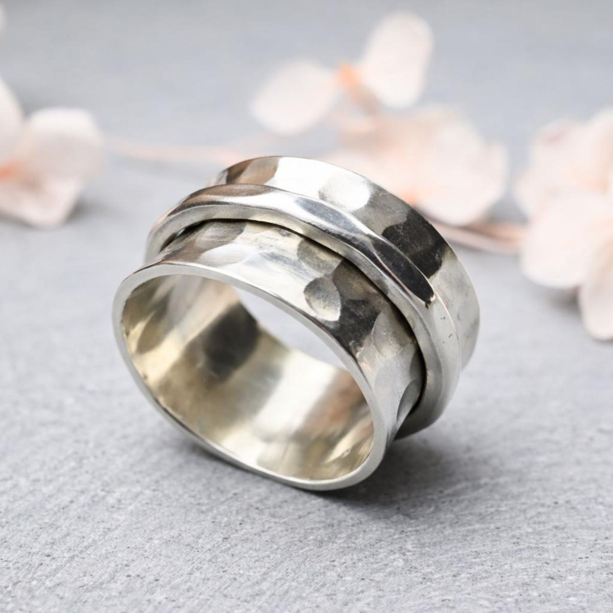 Handgefertigter Drehring aus 925 Silber mit strukturierter Oberfläche