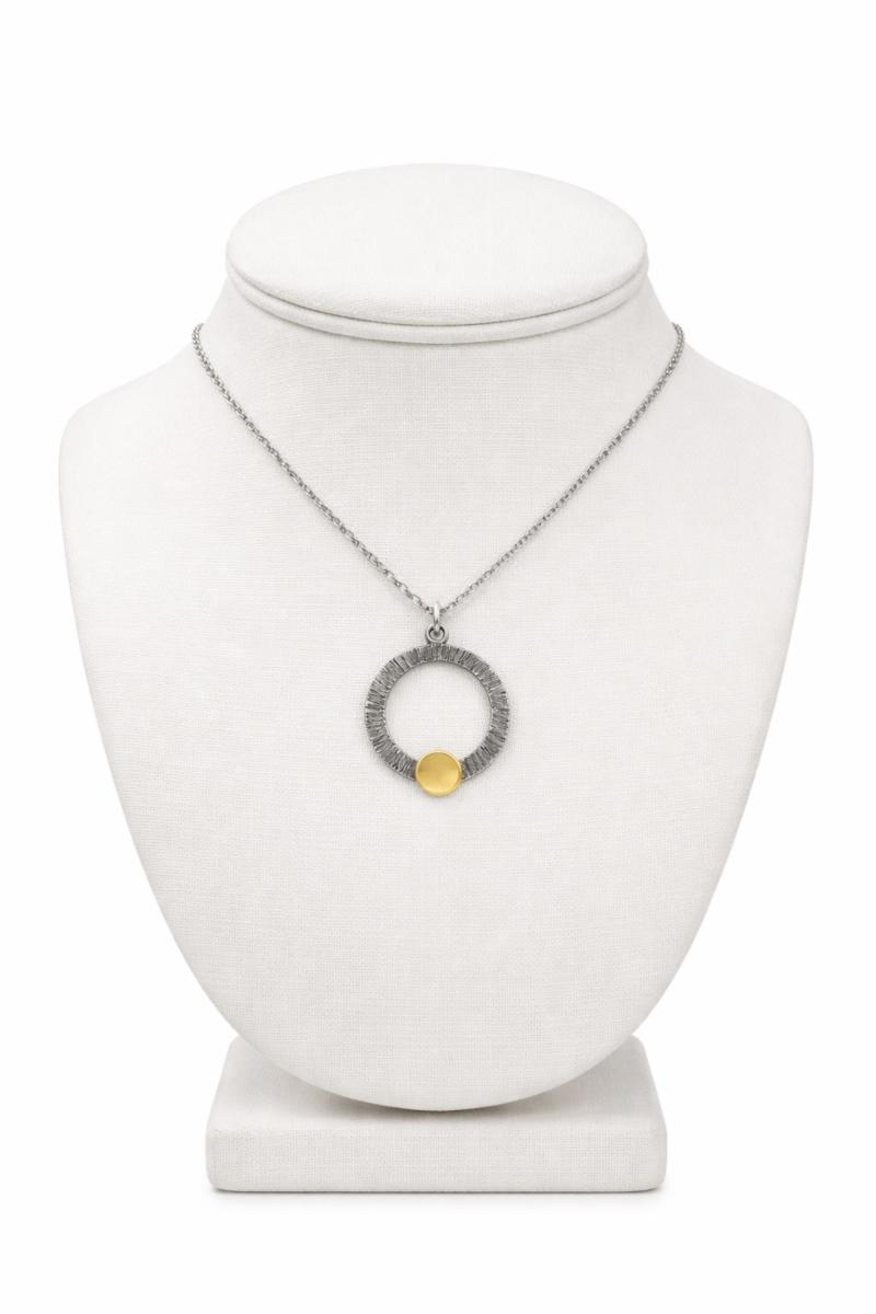 Handgefertigter Bicolor-Anhänger aus Silber und Gold: strukturierter Silberkreis mit kleiner Goldscheibe an feiner Silberkette.