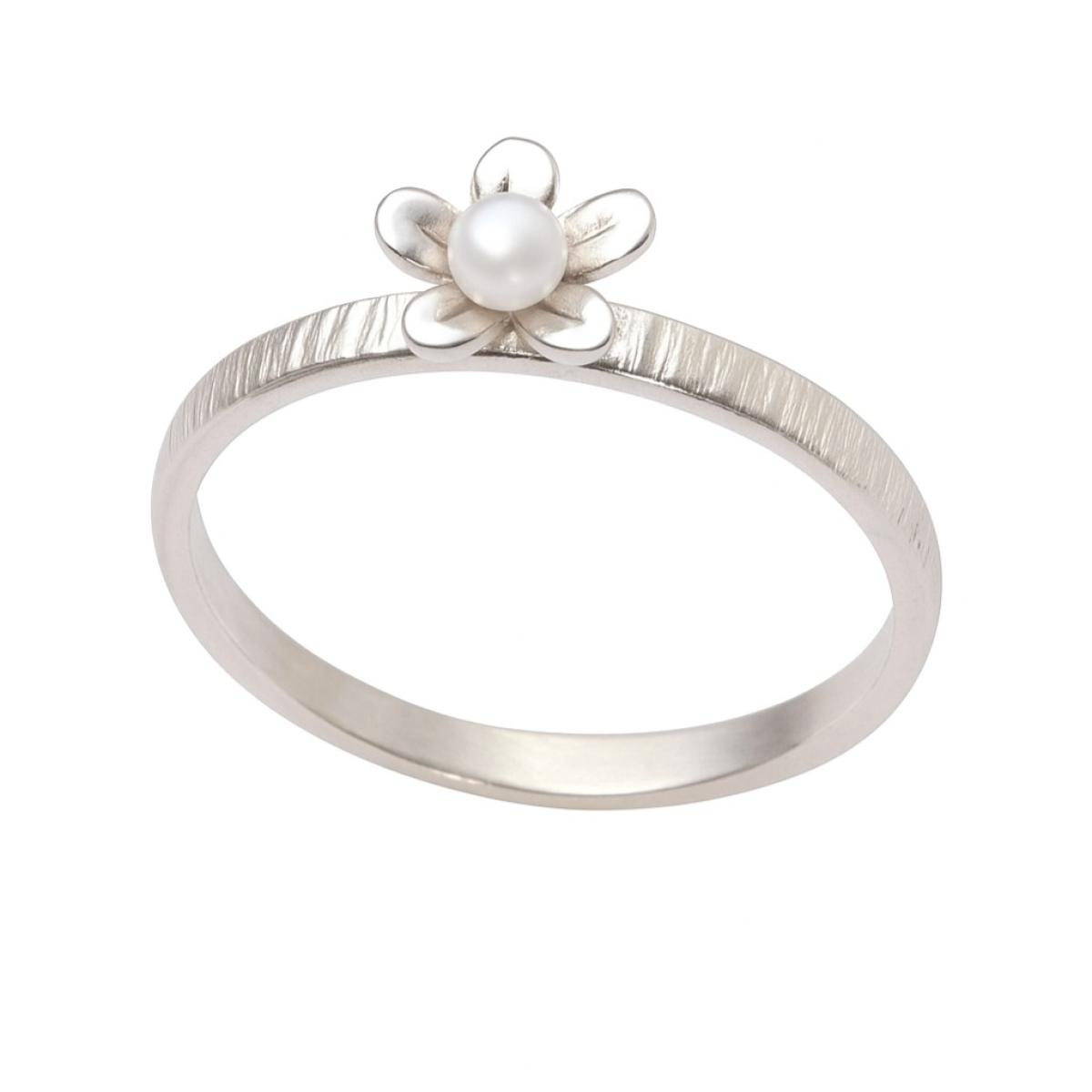 Feiner Silberring mit strukturierter Oberfläche und zarter Blüte aus Silber, in deren Mitte eine echte Perle gefasst ist – eleganter Damenring.