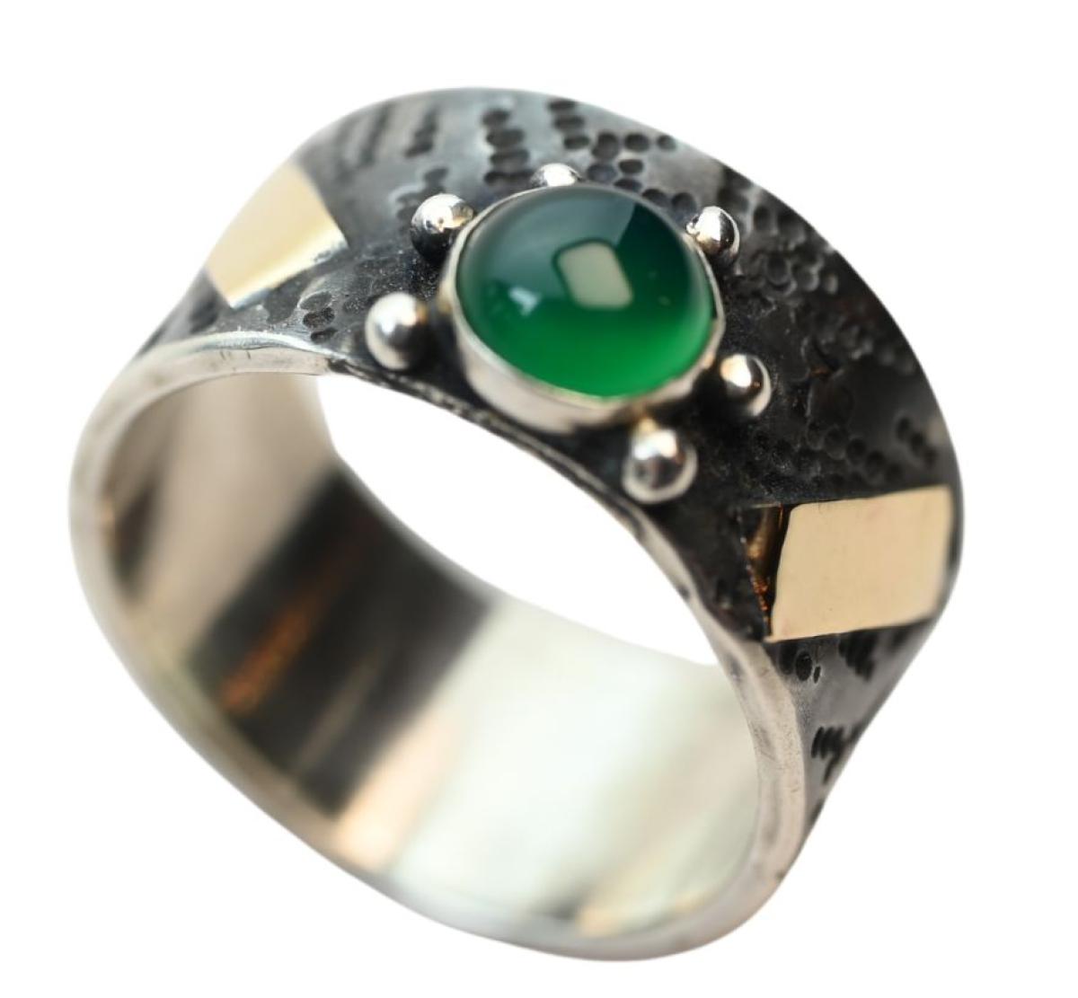 Silberring mit gehämmerter Struktur, grünem Cabochon und 333er Goldeinlagen – kontraststarker Schmuck für Damen