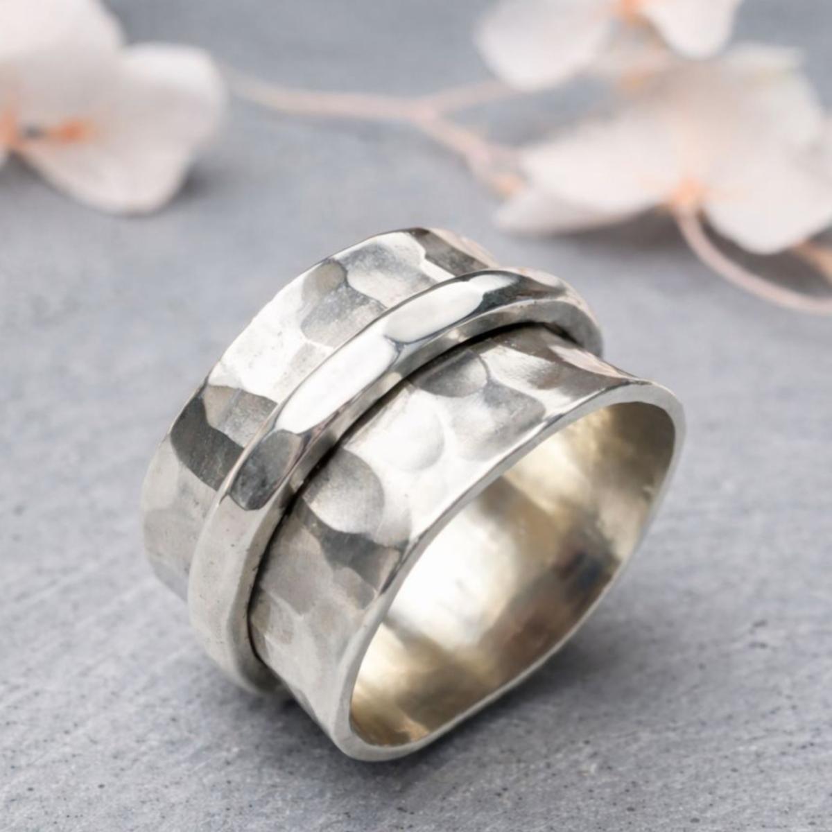 Breiter Damenring aus 925 Silber mit gehämmerter Oberfläche und Drehring