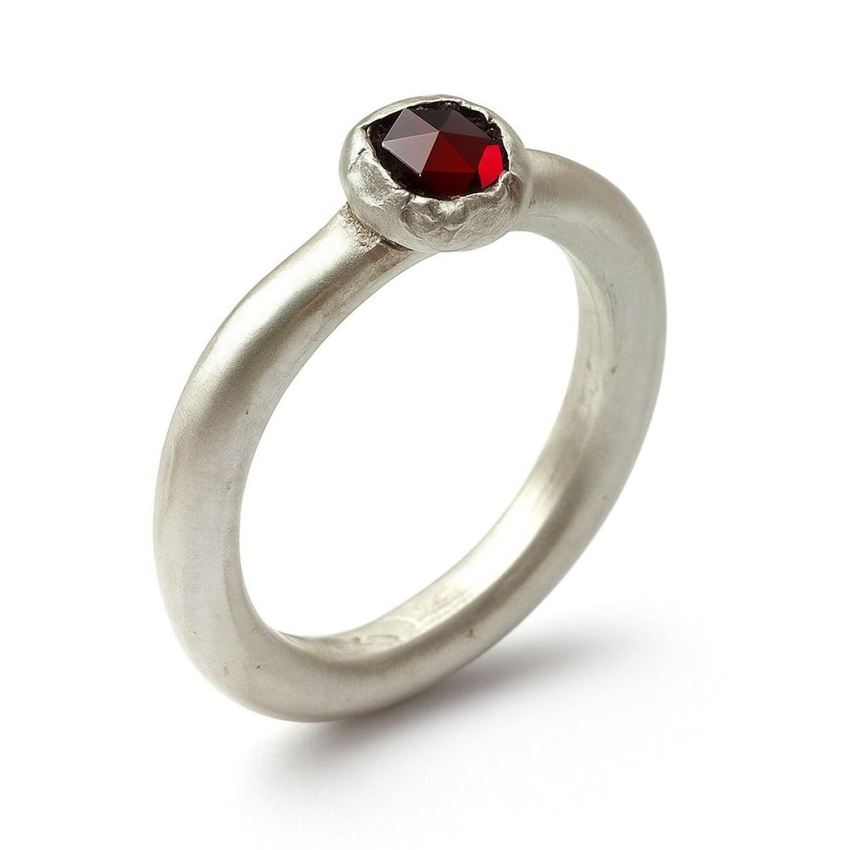 Dezenter Granat Ring 925er Silber