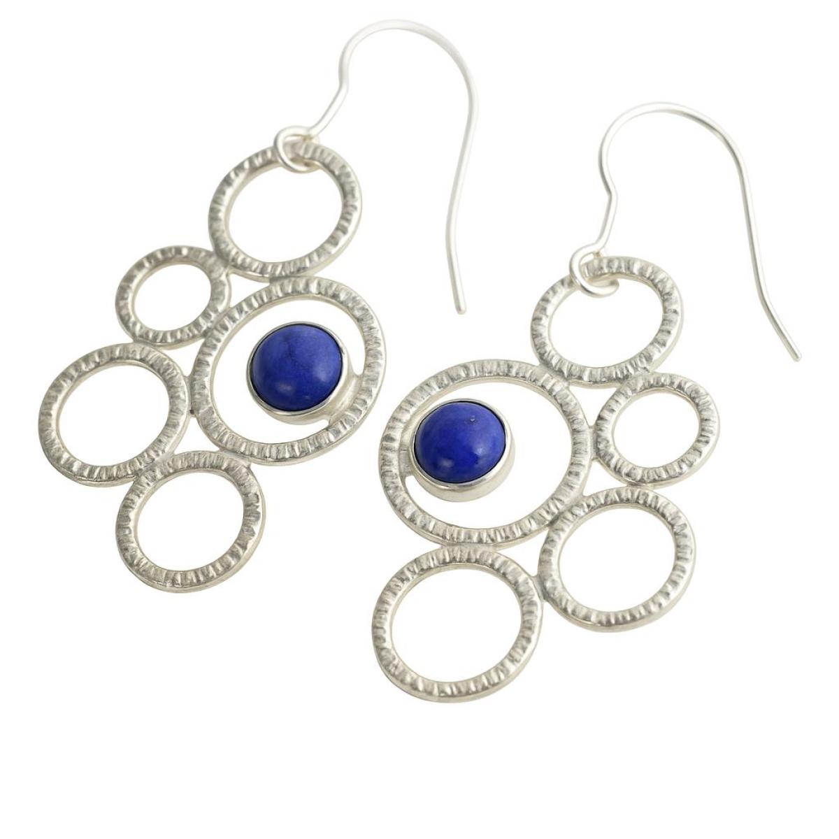 Handgefertigte Silberohrringe mit strukturiertem Kreisdesign und Lapislazuli-Cabochon in der Mitte, modernes Design