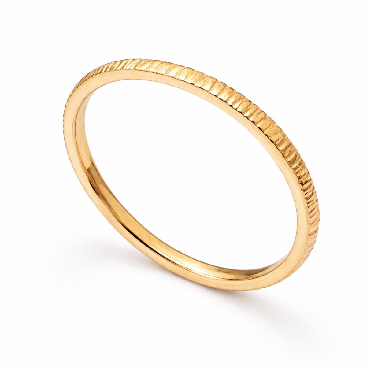 333 Gelbgold Ring 1,5 mm – schmaler Damenring mit strukturierter Oberfläche, handgefertigt, seitliche Ansicht