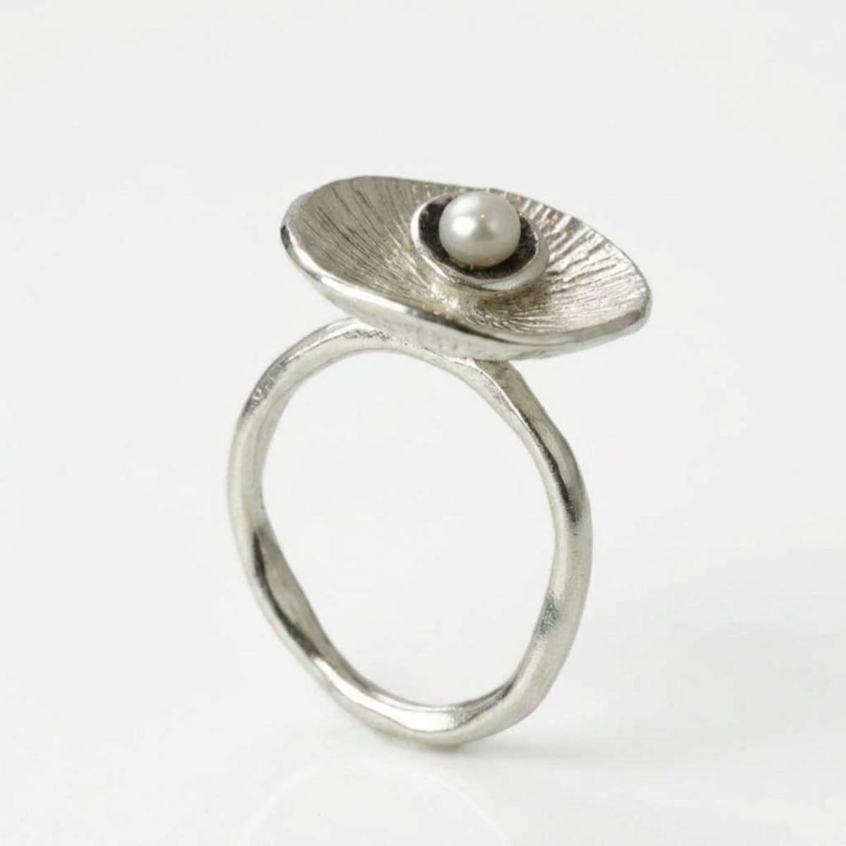 Silberring mit Perle – zarter Damenring mit strukturierter Schale "Dana"