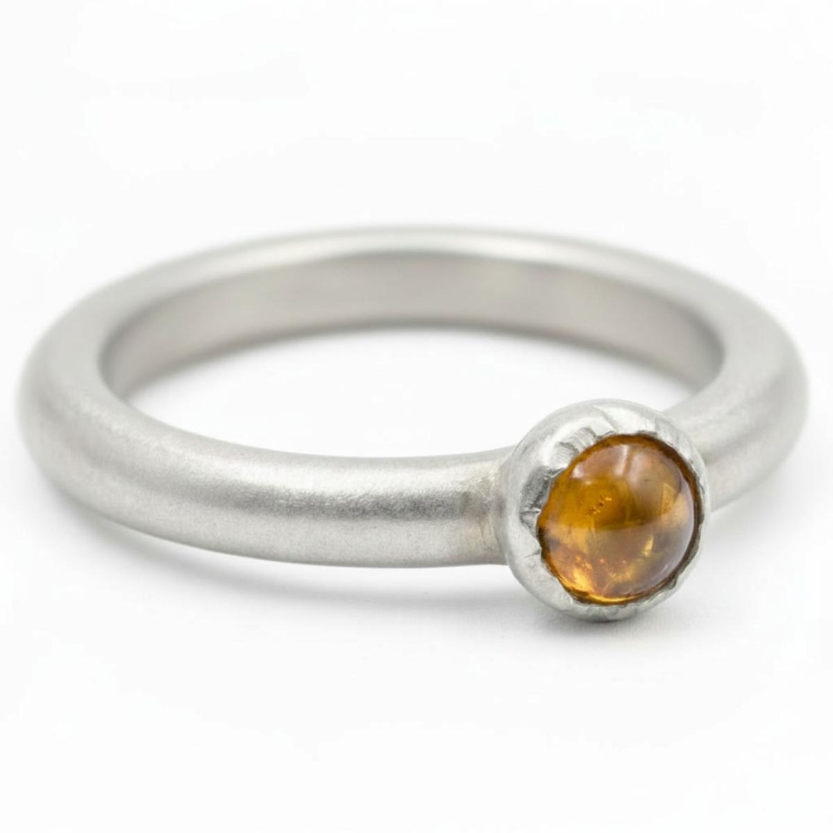 Schmaler Ring für Damen, aus Sterling Silber gefertigt und mit einem gelben Citrin besetzt.
